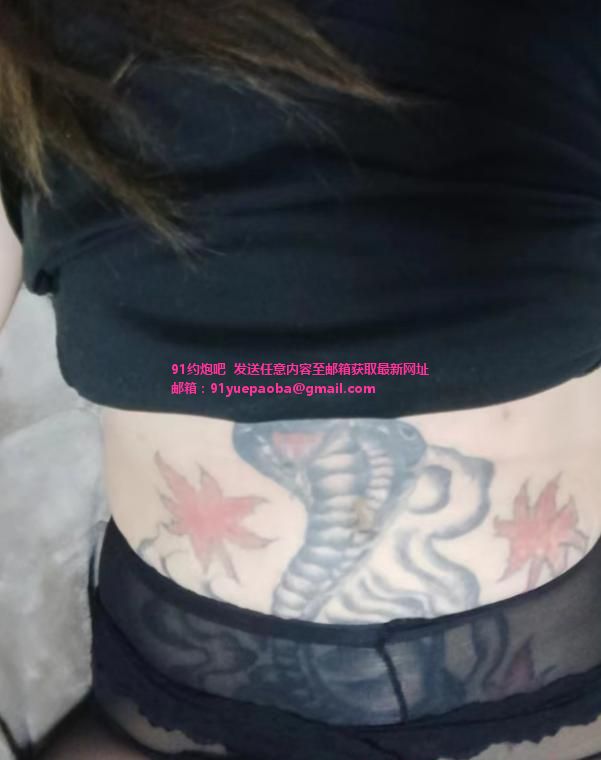 中项纹身按摩少妇