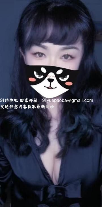 苗条少妇