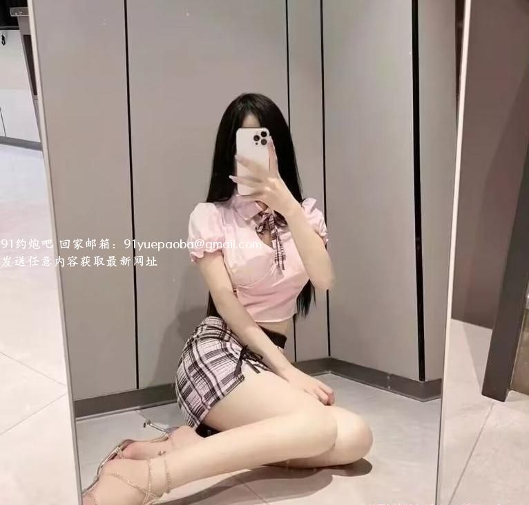 很哇塞的小姐姐抓龙筋
