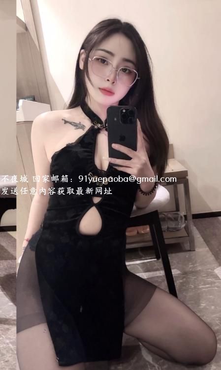 前凸后翘妩媚小骚货