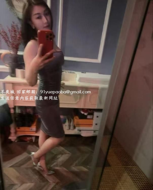 前凸后翘的颜值老师