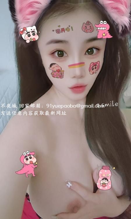 白嫩豪乳可舌吻