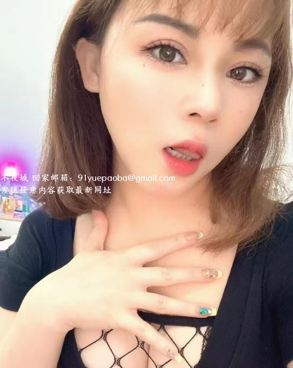 湿吻大胸美女