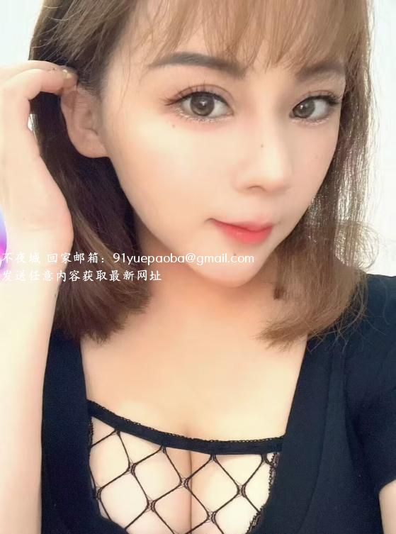 湿吻大胸美女