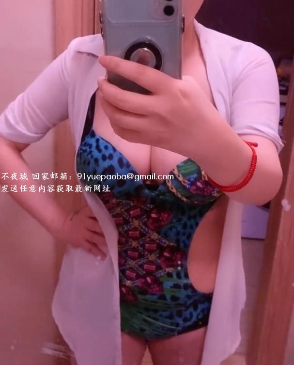 白皙巨乳柳岩