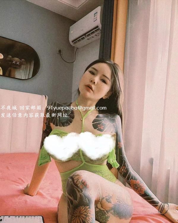 纹身女猫咪