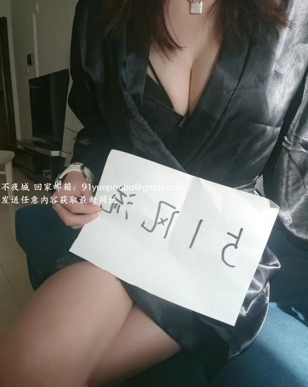 苗条娇小美女