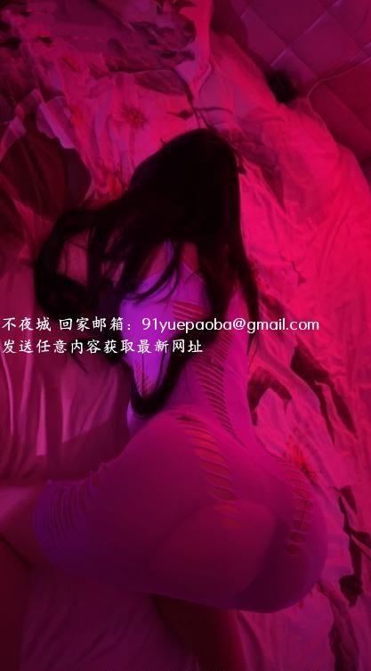 高个蜜桃翘臀小骚姐姐