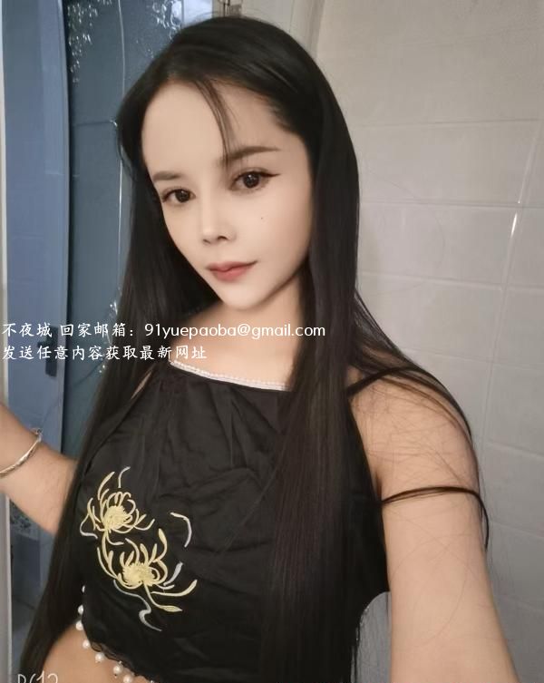 小巧可爱的巨乳美女