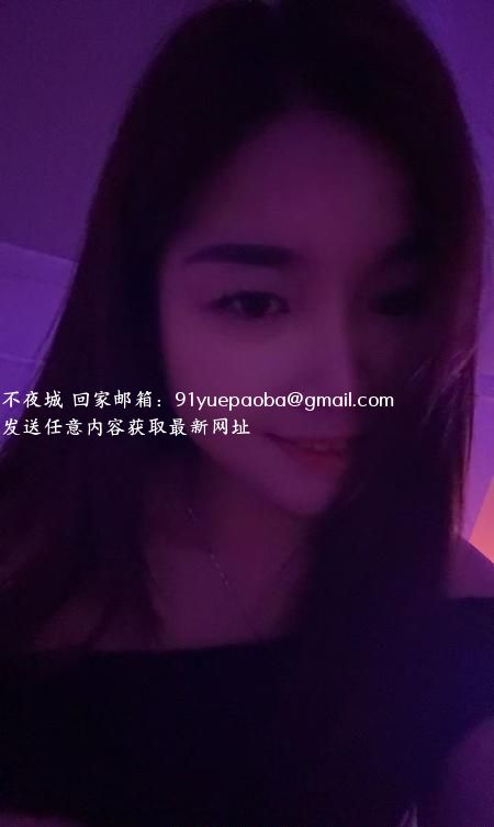 杨家坪步行街兔兔妹