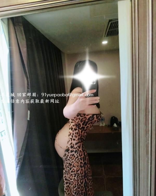 前凸后翘大奶妹