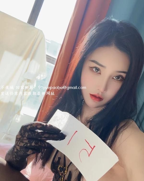 巨奶翘臀美女月亮