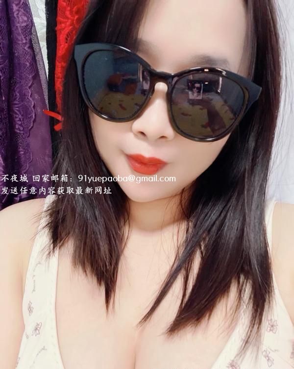 大胸肥臀小姐姐