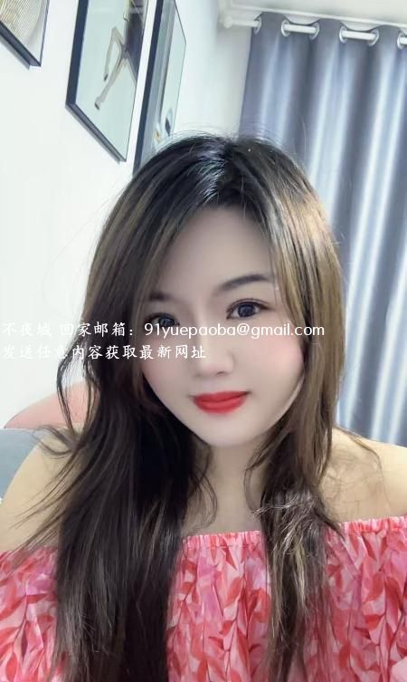 甜美大胸妹子