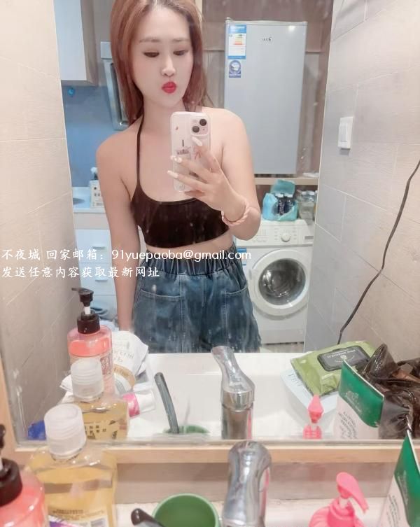 粉嫩美乳白虎妹