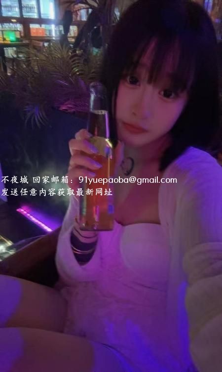 市中心年轻小美眉