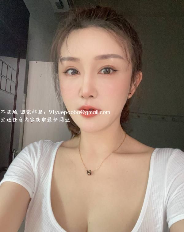丰胸美臀的小少妇