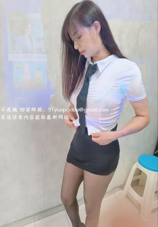 长腿黑丝骚服务少妇