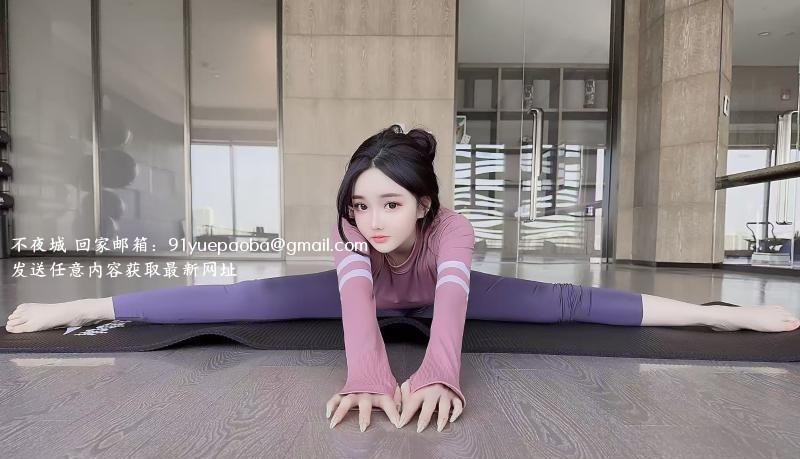 出击一字马小姐姐
