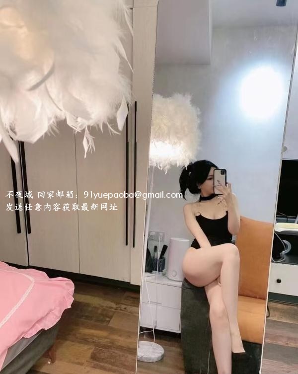 出击一字马小姐姐