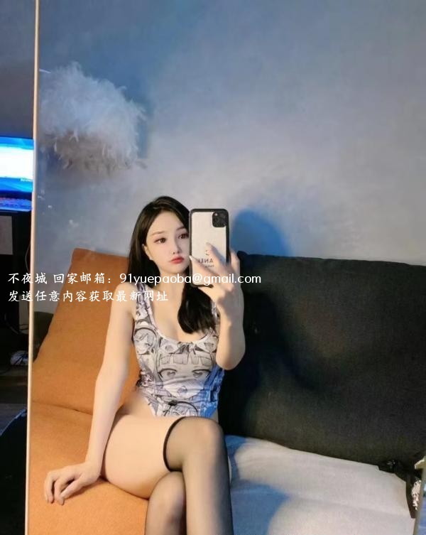 出击一字马小姐姐