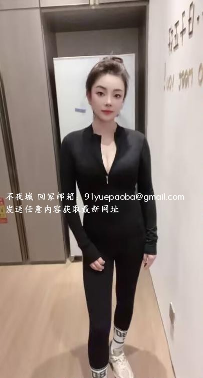 会夹逼的少妇