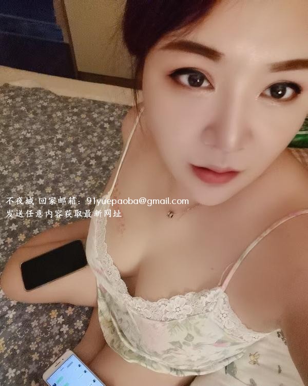 玄武门地铁站大胸熟女