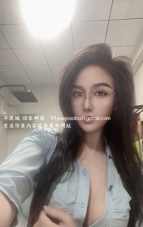 前凸后翘白苏妹