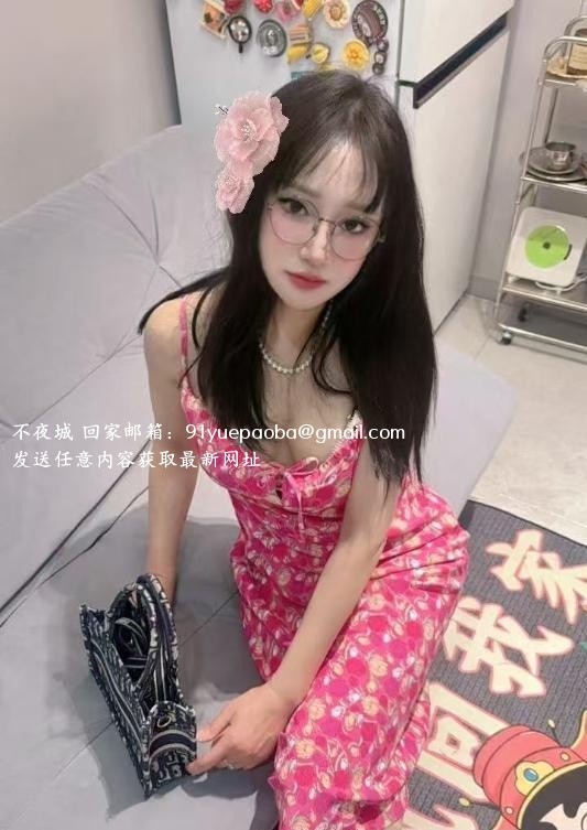 体验黑丝眼镜少妇