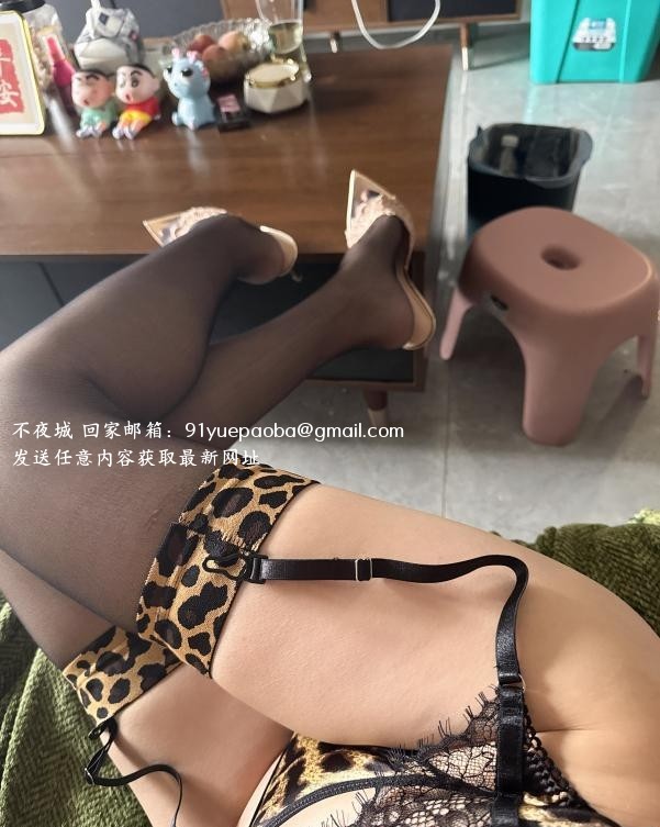 豹纹性感淫荡少妇