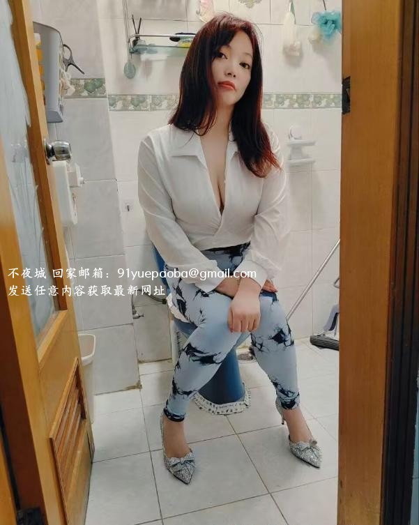 商场内可搞美甲大胸妹
