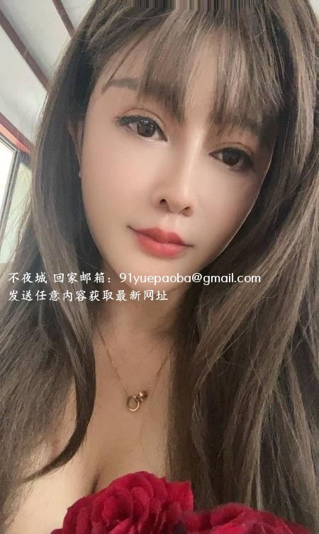 美少妇激情舌吻
