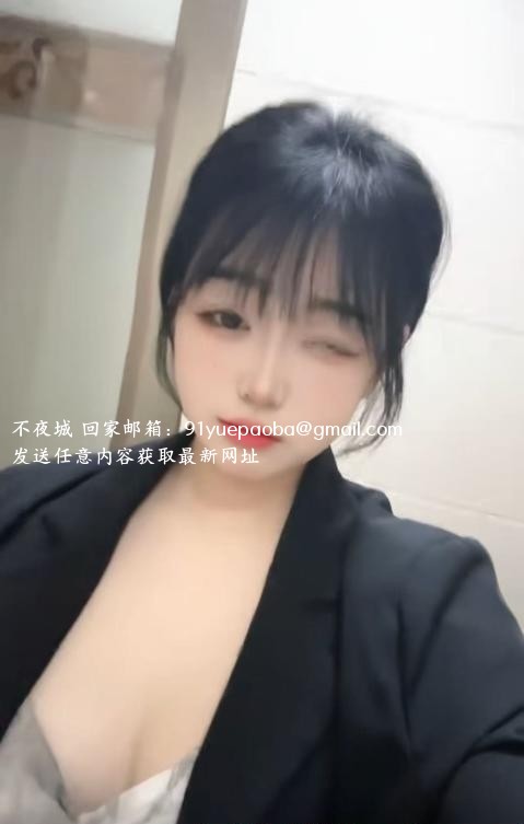 年轻微胖大胸妹