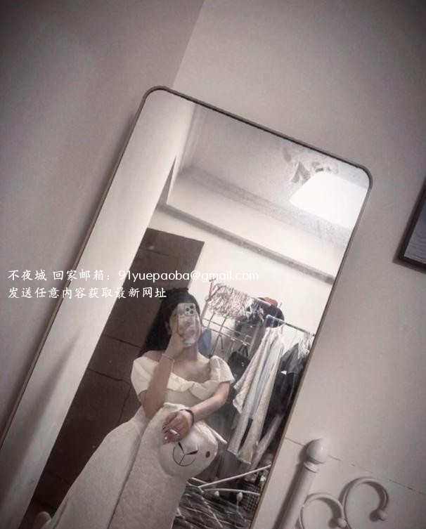 年轻微胖大胸妹