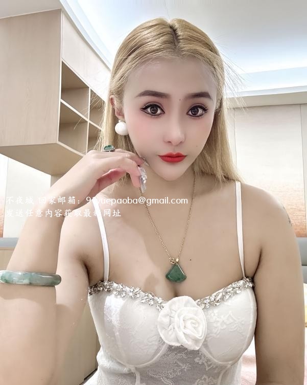 穿白睡衣的朵朵老师