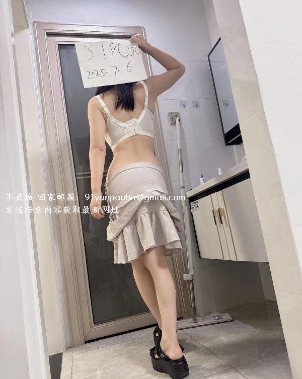 甜甜小美女