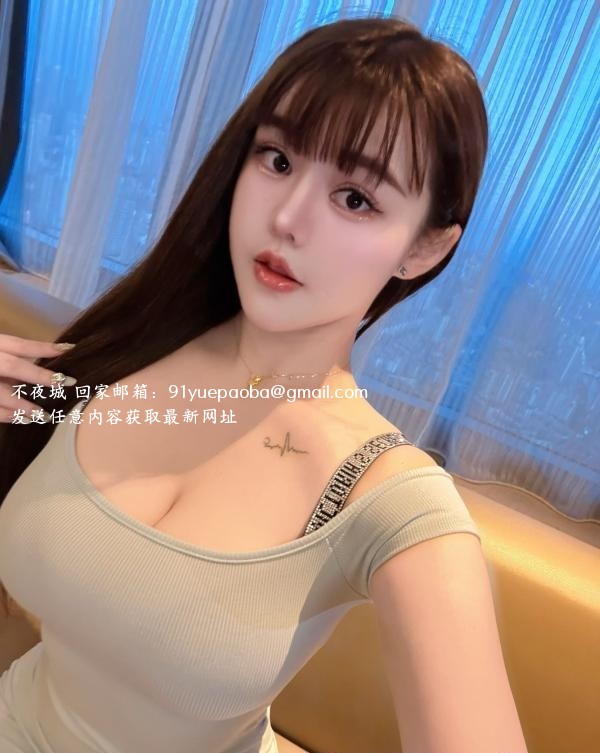 俏皮大胸嫩妹