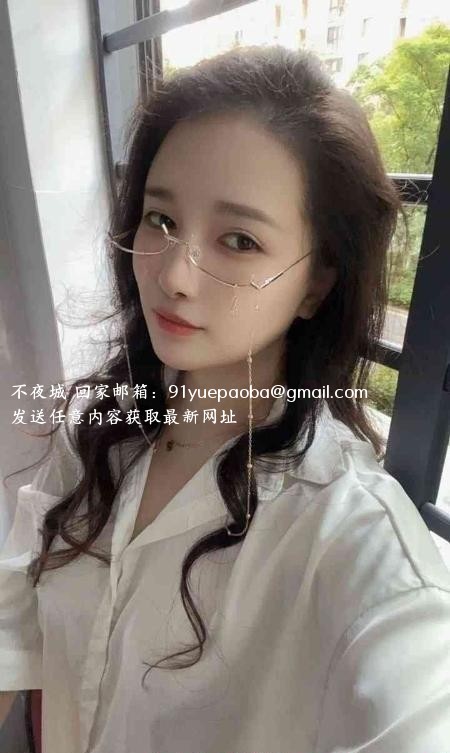 性感眼镜妹