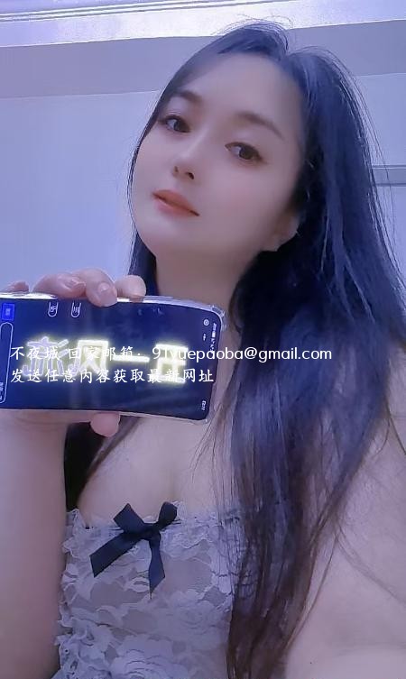 服务型苗条少妇