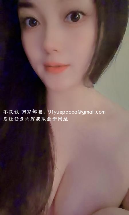 服务型苗条少妇