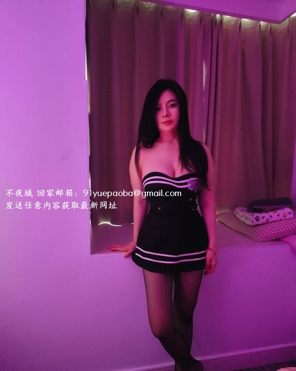 肤白大胸小少妇